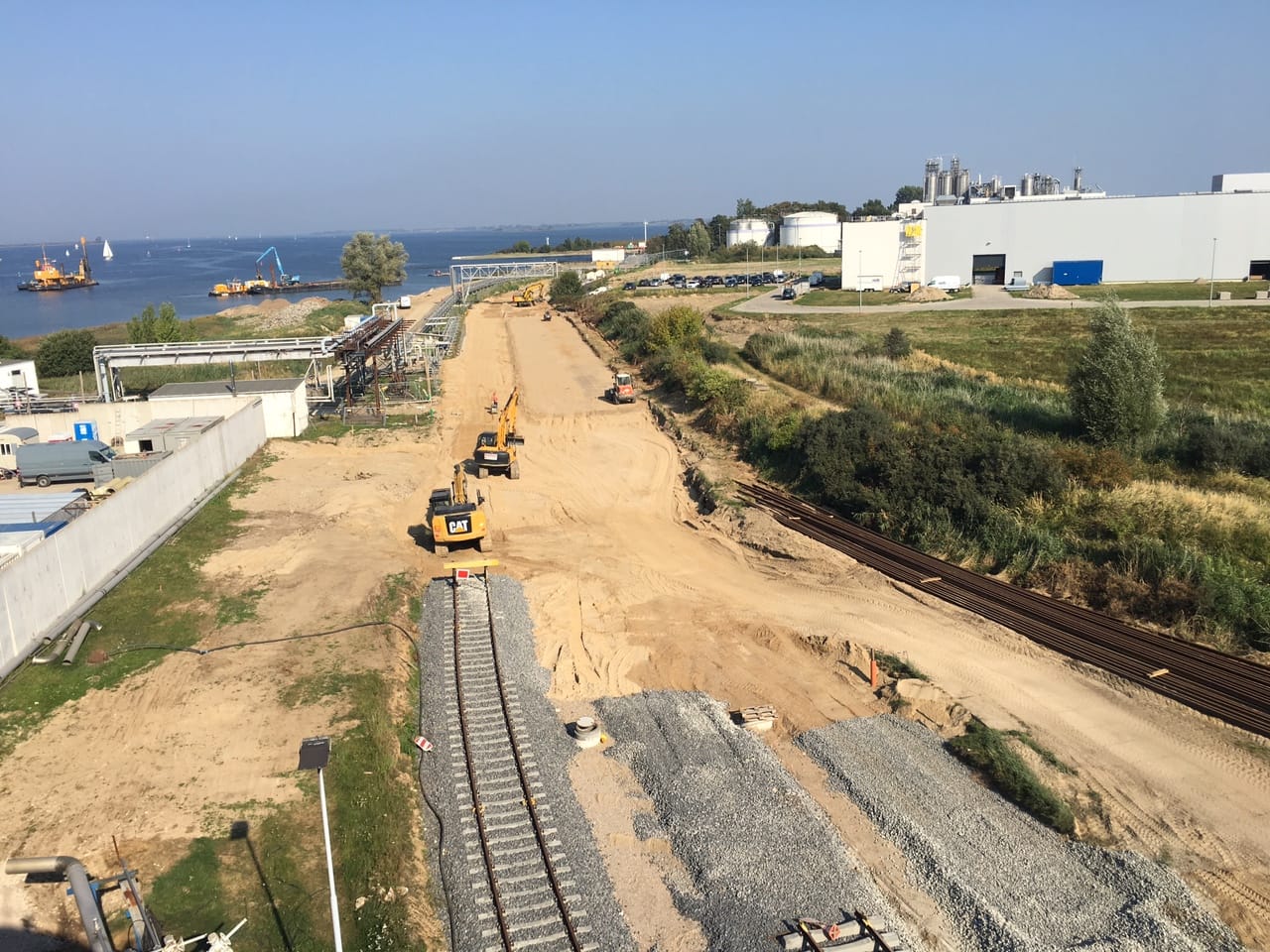 Hafenerweiterung neue Gleistrasse wächst